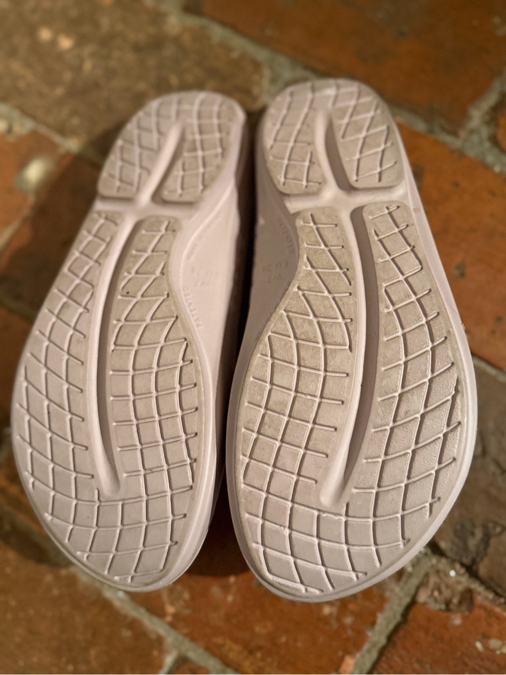 OOFOS OOriginal Recovery Thong Sandals in Blush Pink, Size 7 - Picture 3 of 5